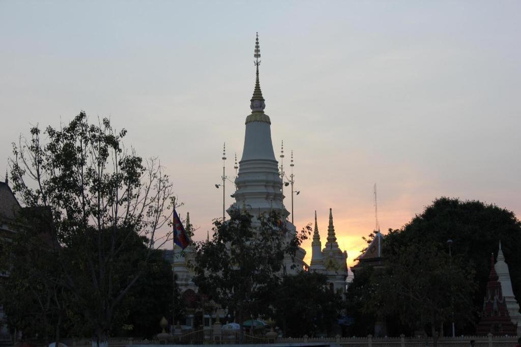 The Mou Hotel Phnom Penh Exterior photo